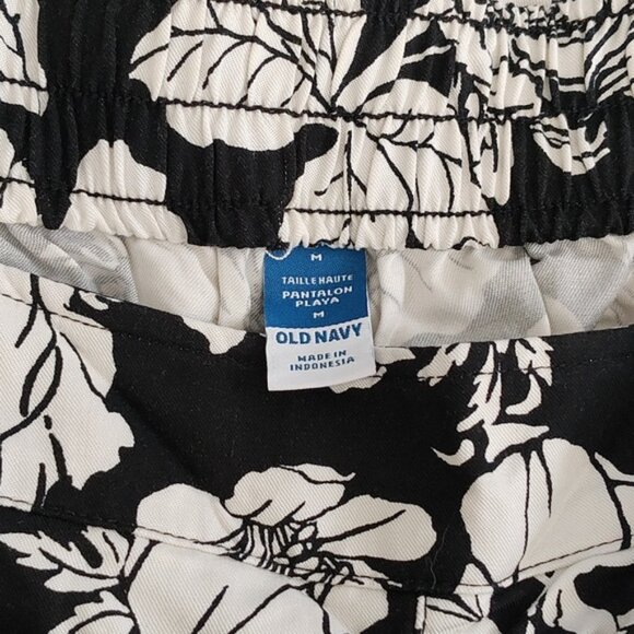 Old Navy Playa Shorts - Picture 3 of 4